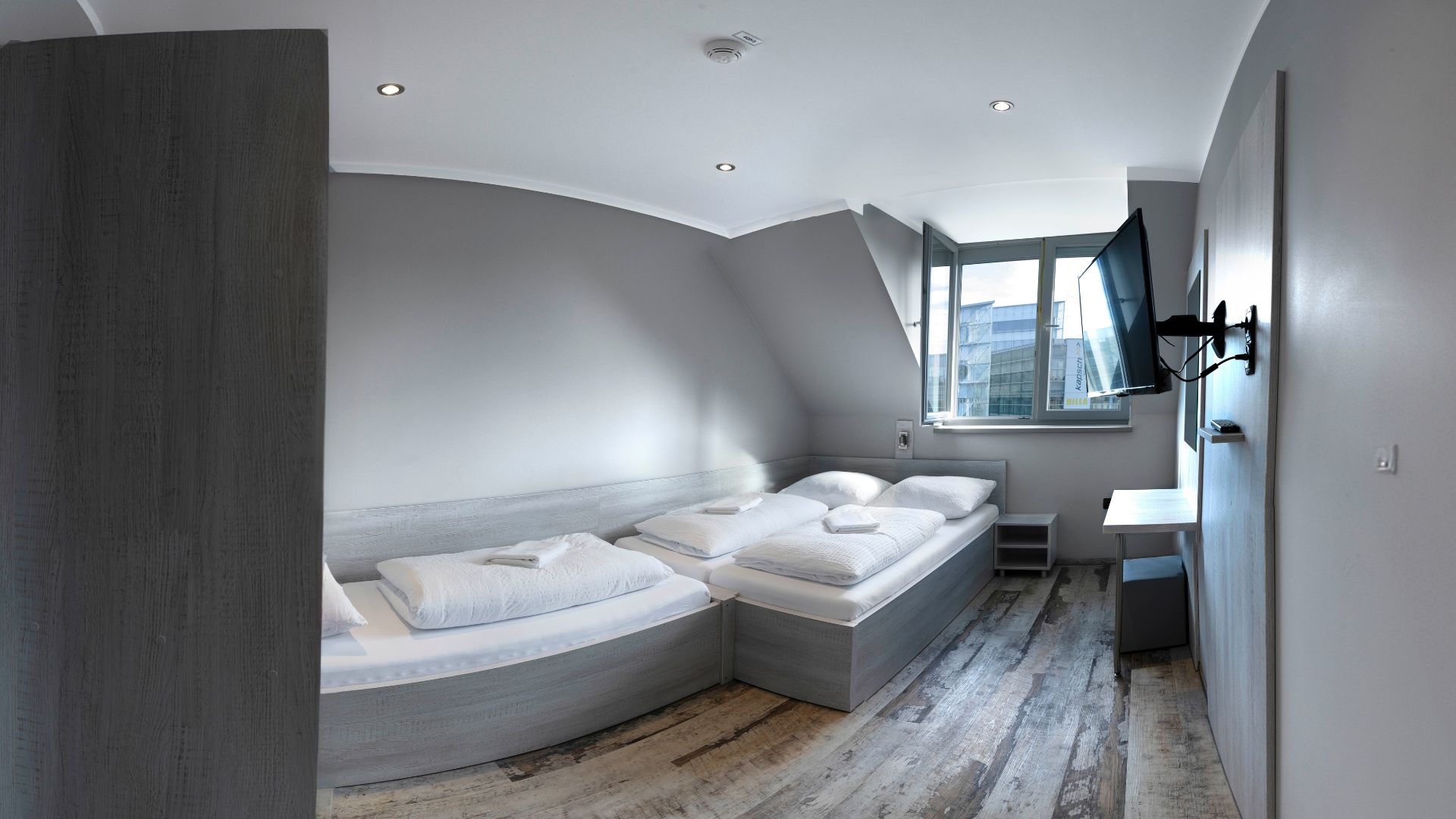 Room for 3 People